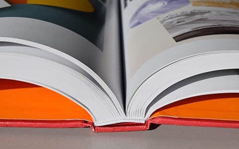 在讲故事和案例的过程中，如何避免内容空洞或缺乏说服力？