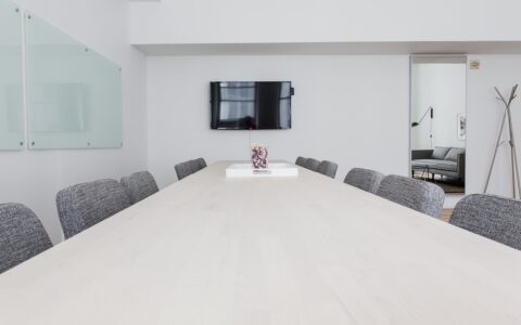 在销售课程时，除了退款政策，还应该明确哪些关键信息？