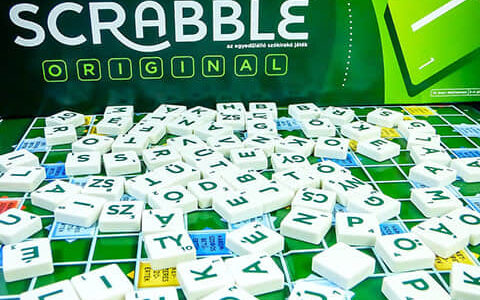 在剪辑教学视频时，如何选择合适的音乐来增加节奏感？