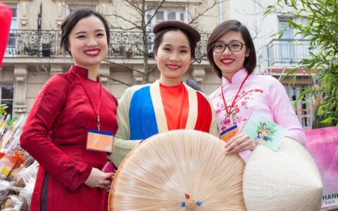 并列式课程大纲，适用于哪一类型的课程？编制过程中，应该包括哪些内容？要注意什么问题，实例演示