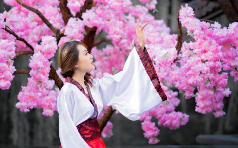 如何利用用户反馈，来更新课程内容，让课程更加符合用户的预期？