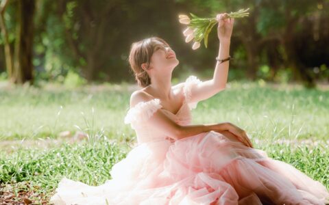 更新课程内容时，如何确保内容与现有内容协调一致，才能让用户感觉不到太突兀