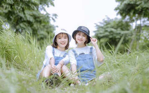 Kimi和文心一言在处理多轮对话时，它们是如何保持上下文连贯性的？（模拟人类思维方式）