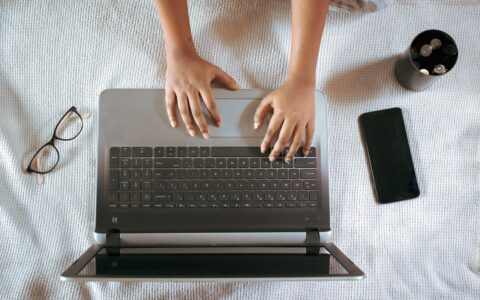 如何在Keynote中嵌入互动元素以提高学生参与度？