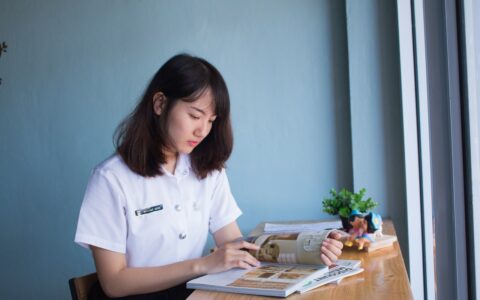 我想尝试用通义千问来做视频推荐项目，如何操作才是正确的？