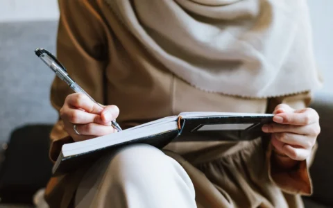 以知识付费为例，我应该如何使用kimi，进行有效的提问？（提问比回答更重要）