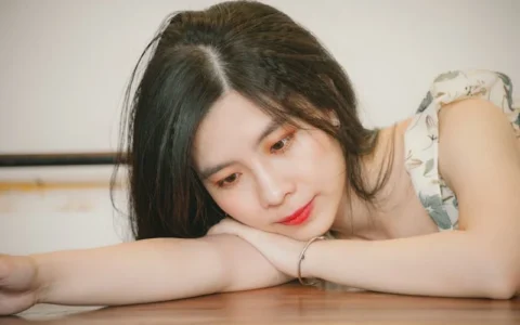 剪映最新版本中的：AI克隆间色，是个非常强大的功能，目前限免中，赶紧去试试看吧（不想出镜者的福音呀）