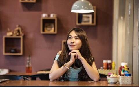 通过微信公众号、视频号、小程序等这些私域工具，销售我的课程，有哪些优势、劣势？其它公域平台，我是否可以放弃呢？