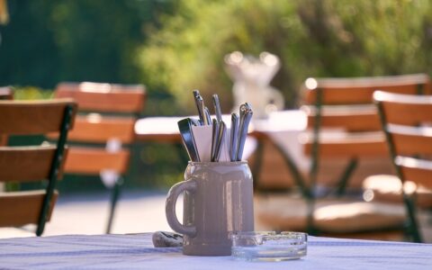 智谱清言 GLM-4与GLM-3的区别有哪些？我应该如何进行取舍？