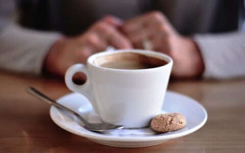 Kimi 为什么没有像百度文心一言那样的优化指令功能？我应该如何才能优化我的指令，得到更优的回答呢？