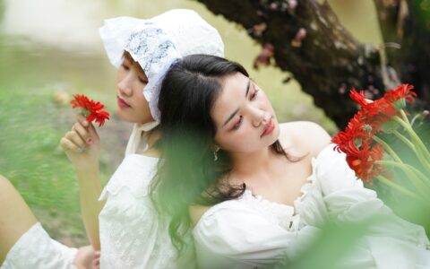 使用人工智能技术（Kimi，ChatGPT）制作动画课程时，如何平衡科学准确性和创意表达？