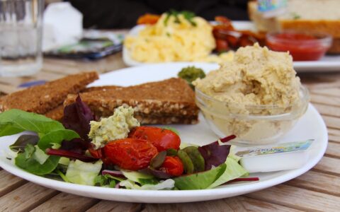 Kimi 目前最大的竞争对手是谁？请细说分析一下国内主要AI大模型的优缺点，与Kimi相比，他们是否能够存活下来？