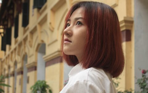 以一个知识博主的角度：如何打造出一个令人信服的人设，让目标客户愿意付费购买你的课程呢？（从选题到变现，严格按4P大模型要求）