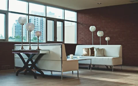 在拍摄卖课短视频时，如何运用镜头语言来表达课程内容？