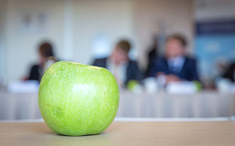 Kimi AI 已经发展到什么阶段？为什么大家这么看好它？它和市场上主流的AI大模型，有哪些特点和优势呢？（如文心一言）