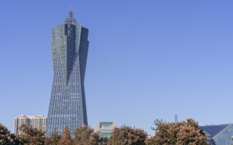 你是一名做课老师，二段式标题，三段式标题，需要有哪些要素？哪些是最重要的？