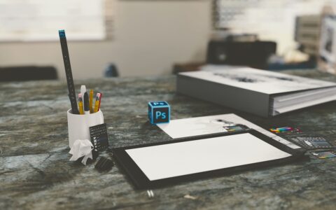 一名自媒体工作者，也是一名创作者，如何在工作中，应用人工智能技术，提升我的工作效率