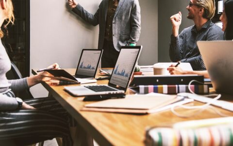 现在，哪些人在使用人工智能技术 ，现在人工智能技术，已经达到什么程度了，是不是已经开始替代一些人的工作了？