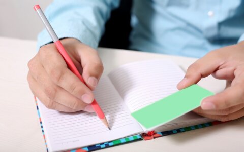 你是一名老师，如何在讲课的过程中，运用手势、语气、肢体等，让课程更加精彩