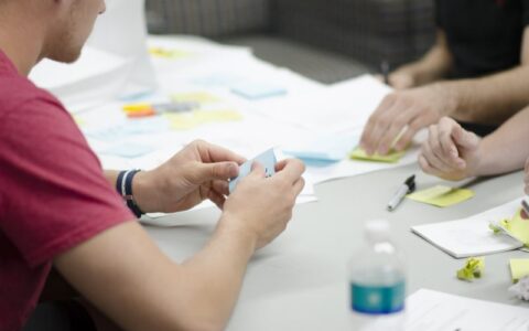 话术模板是死的，人是活的：我们要在在退款话术范本中，增加一些引导学员理解课程价值的内容，才能事半功倍