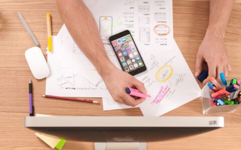 为了应对AI人工智能产业发展，我国政府如何加强知识产权保护以优化AI发展环境