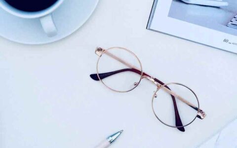 朋友圈卖课海报文案：短短几行字，如何营造稀缺感和超值感？