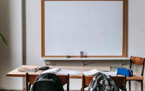 剪映最新版本中，智能字幕识别功能已经不再免费，而是属于SVIP功能，我如何才能继续白嫖这个功能呢？