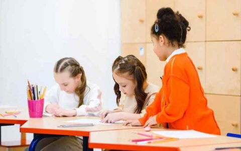 除了抖音课堂，还有哪些平台或工具可以帮助内容创作者提升内容质量和曝光率？