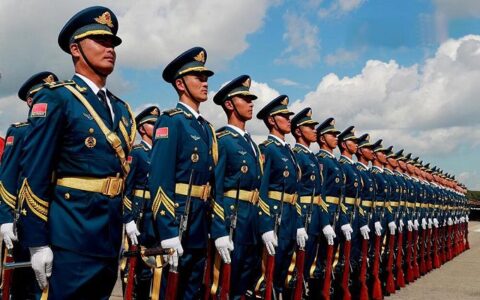 应留言要求，今天再来谈谈近期大火的军事博主“听风的蚕”，到底它有什么魔力，让全球军迷为之疯狂