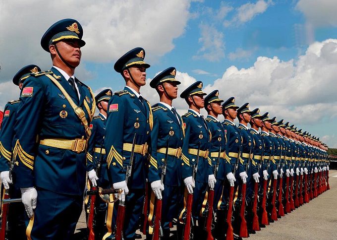 “听风的蚕”，号称“全球第一”军事博主，凭借独树一帜的”军事评书“风格风靡全网，听完我的分析，就明白为什么了