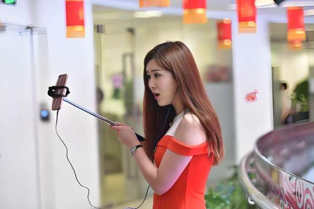 可持续人设的三大支柱：真实、吸引力与系统性支撑