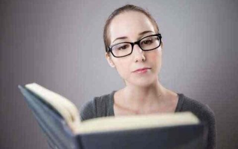 在设计课程内容时，有哪些方法可以确保课程内容的吸引力和实用性？