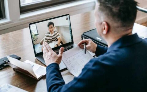 文心一言，为什么要收费？为什么其它的AI工具，都是免费的？免费的，收费的，到底有哪些地区别？付费是否值得？