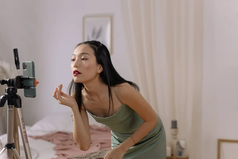 现在还在坚持更新抖音作品的是哪些人，哪些人内容可以持续输出，请给我一些建议，断更会有影响吗？