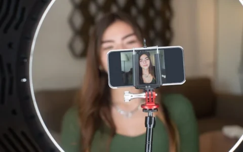 AI生成文案和手工编写的文案，主要区别是什么？如何才能一眼分辨出哪些是AI生成的，哪些是人工亲自编写的？哪一类文案的价值更高呢？