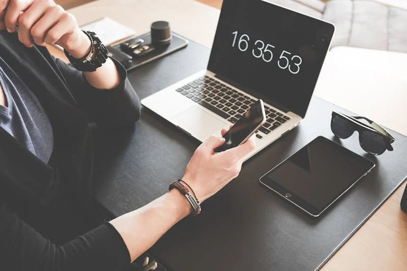 如何通过教育和培训提高学术界对学术诚信的认识和重视？