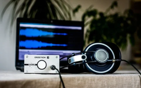 为什么剪辑视频，一定要用监听耳机，不要用HiFi耳机？原因是什么，我应该如何选择，做为一名录课的老师，怎么选择？