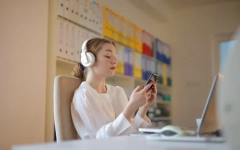 录课的麦克风，有哪些要求，有哪些品牌，要注意哪些参数？选购标准，给我一些推荐