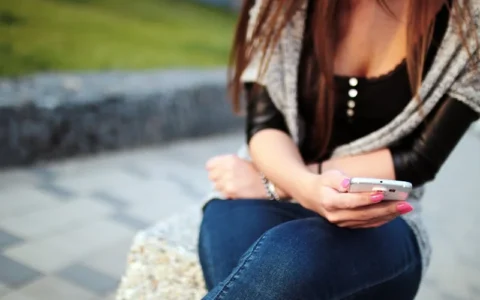 在建立学术诚信监督和惩戒机制时，如何平衡不同利益相关者的需求和期望？