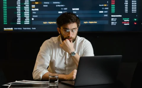 人工智能技术的普及，对于人类就业产生了巨大的影响，哪些岗位有可能会被替代，哪些岗位暂时安全，哪些岗位无法被AI代替？