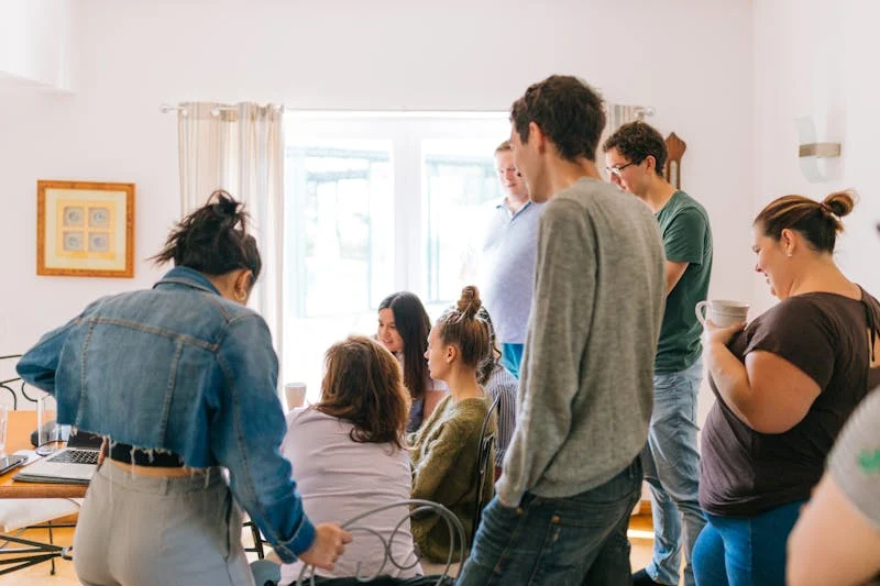 一套可以用来销售的商业课程，它的内容架构是什么样的，应该如何策划这样的课程（以视频剪辑软件的使用为案例）