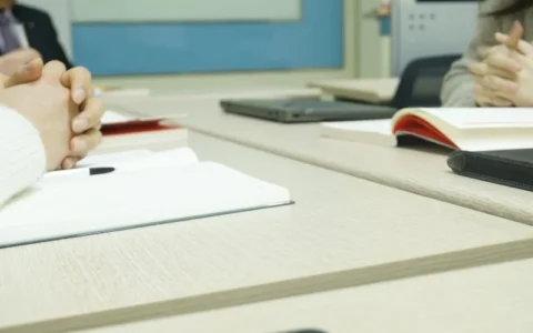 奥卡姆剃刀原理：复杂的问题总是让人不知所措，不妨试试奥卡姆剃刀，如何帮助人们解决复杂的问题？