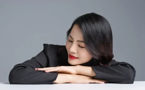 任何知识的起点或者顶层，一定是一个好问题，AI只有这样提问才有效，例如：“我是一名知识博主，我想卖课变现，应该问你什么问题呢？”