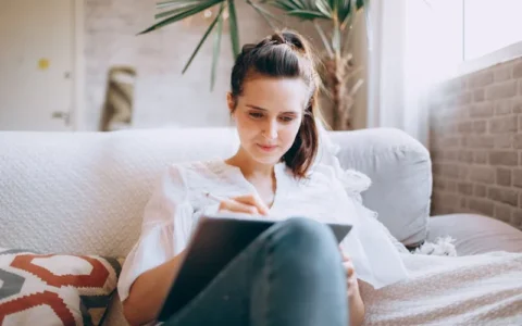 如何在学员案例中突出课程的关键优势？