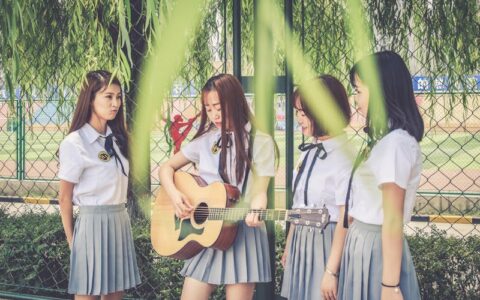 教PPT的课程非常多，我也推荐一些：分享一些简单快速的 PPT 目录页制作教程