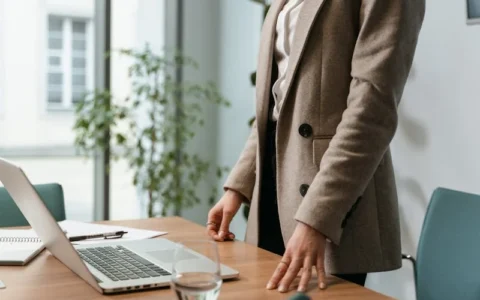 分享一些使用对齐和对称原则制作的 PPT 排版案例