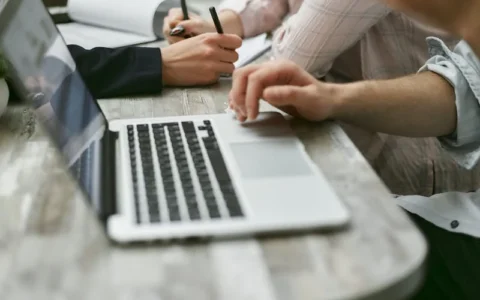 如何应对人工智能发展带来的就业与经济不平等问题？