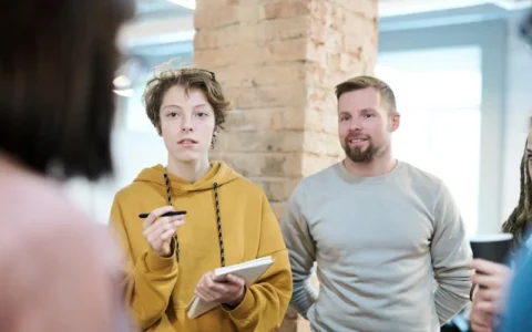 如何在文案创作中更好地体现独特的情感与人性洞察？