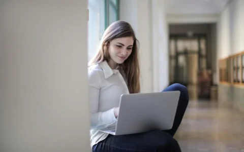 眼睛是心灵之窗：眼神交流在讲述感染力中起到什么作用？