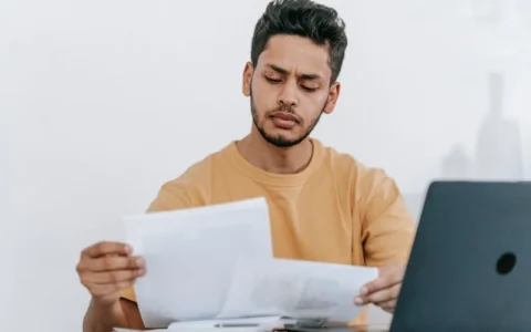 如何运用结构化思维找出市场趋势的关键影响因素？